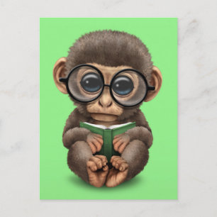 Cute Baby Monkey die een boek over groen leest Briefkaart