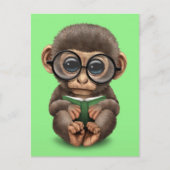 Cute Baby Monkey die een boek over groen leest Briefkaart (Voorkant)