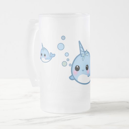 Cute baby narwhal matglas bierpul (Voorkant links)