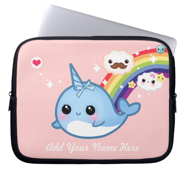 Cute baby narwhal met regenboog en wolken op roze laptop sleeve (Voorkant)