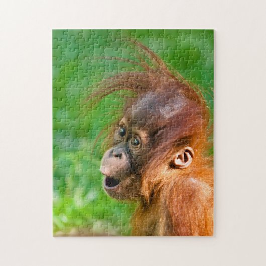 Cute baby orangutan kijkt in verwondering legpuzzel (Verticaal)