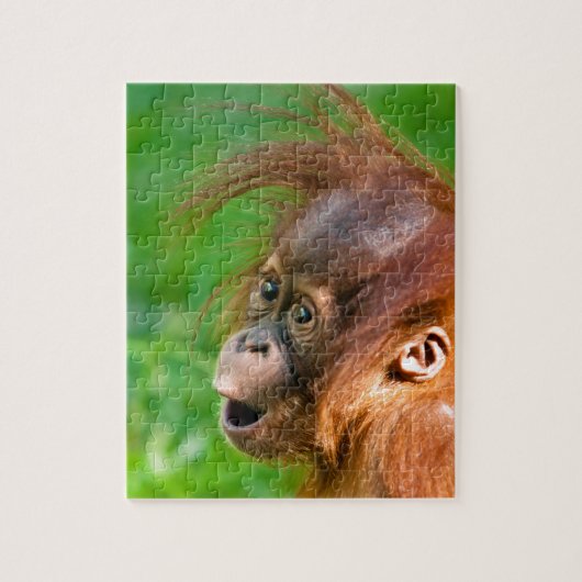 Cute baby orangutan kijkt in verwondering legpuzzel (Verticaal)