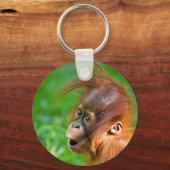 Cute baby orangutan kijkt in verwondering sleutelhanger (Voorkant)