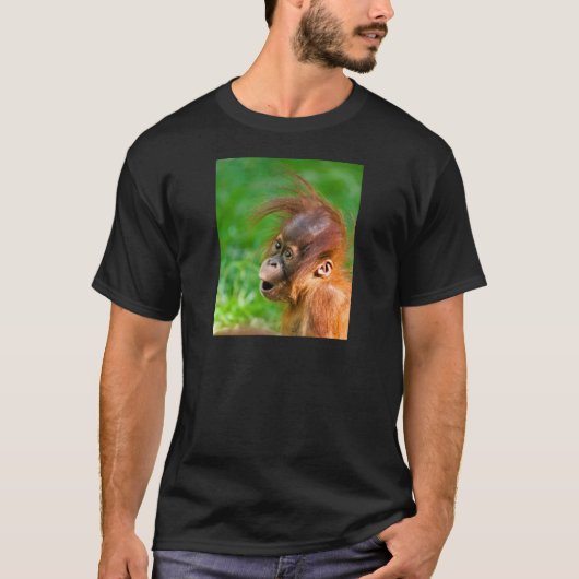 Cute baby orangutan kijkt in verwondering t-shirt (Voorkant)