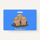 Cute baby owl trio cartoon illustratie badge (Achterkant)