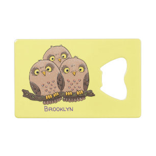 Cute baby owl trio cartoon illustratie creditkaart flessenopener