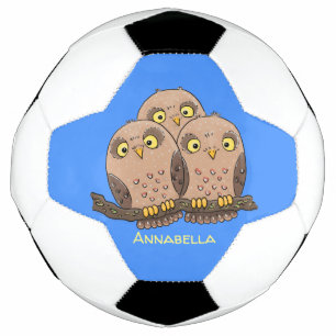 Cute baby owl trio cartoon illustratie voetbal