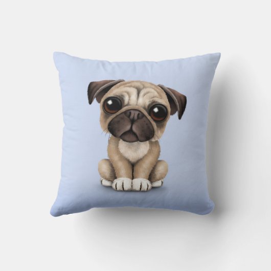 Cute Baby Pug Puppy Dog op Light Blue Kussen (Achterkant)