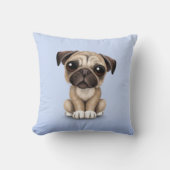 Cute Baby Pug Puppy Dog op Light Blue Kussen (Voorkant)