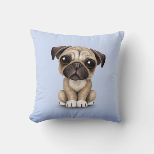 Cute Baby Pug Puppy Dog op Light Blue Kussen (Voorkant)