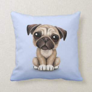 Cute Baby Pug Puppy Dog op Light Blue Kussen
