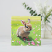 Cute baby rabbit in een bloemwei (Staand voorkant)