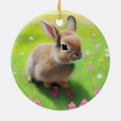 Cute baby rabbit in een bloemwei keramisch ornament (Achterkant)