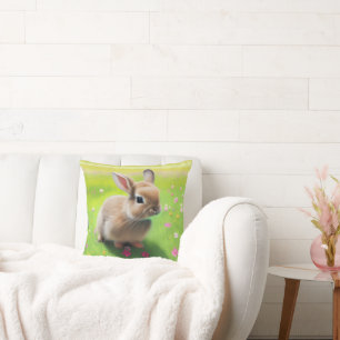Cute baby rabbit in een bloemwei kussen