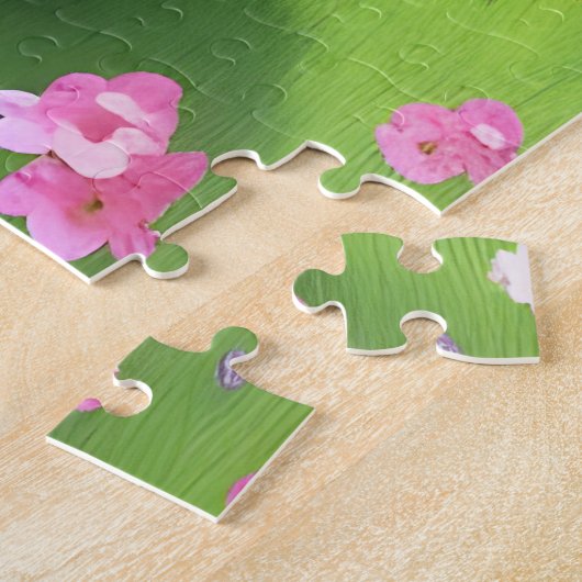 Cute baby rabbit in een bloemwei legpuzzel (Zijkant)