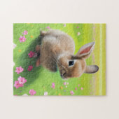 Cute baby rabbit in een bloemwei legpuzzel (Horizontaal)