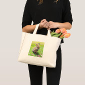 Cute baby rabbit in een bloemwei mini tote bag (Voorkant (product))