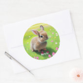 Cute baby rabbit in een bloemwei ronde sticker (Envelop)