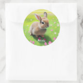 Cute baby rabbit in een bloemwei ronde sticker (Tas)
