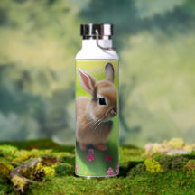 Cute baby rabbit in een bloemwei