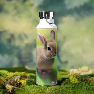 Cute baby rabbit in een bloemwei waterfles