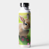 Cute baby rabbit in een bloemwei waterfles (Links)