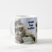 Cute Baby Raccoon Koffee Mok, moet Haz Coffee Koffiemok (Voorkant links)