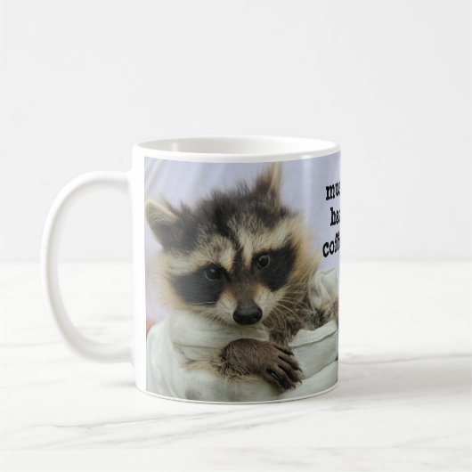 Cute Baby Raccoon Koffee Mok, moet Haz Coffee Koffiemok (Links)