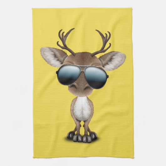 Cute Baby Reindeer Wearing Sunbril Theedoek (Verticaal)