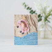 Cute baby relaxt op het strand briefkaart (Staand voorkant)