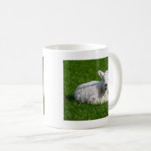 Cute baby schaap in gras koffiemok (Voorkant rechts)