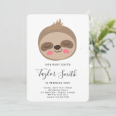 Cute Baby Sloth Birthday Party Invitation Kaart (Staand voorkant)