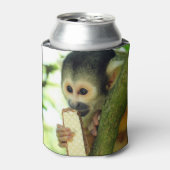 Cute Baby Squirrel Monkey die een Wafer Biscuit ee Blikjeskoeler (Blikje Voorkant)