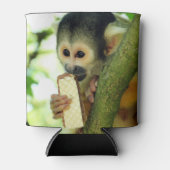 Cute Baby Squirrel Monkey die een Wafer Biscuit ee Blikjeskoeler (Voorkant)