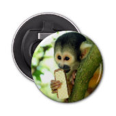 Cute Baby Squirrel Monkey die een Wafer Biscuit ee Button Flesopener (Voorkant)