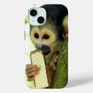 Cute Baby Squirrel Monkey die een Wafer Biscuit ee iPhone 15 Case