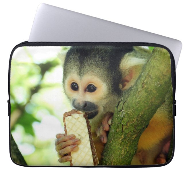 Cute Baby Squirrel Monkey die een Wafer Biscuit ee Laptop Sleeve (Voorkant)