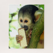 Cute Baby Squirrel Monkey die een Wafer Biscuit ee Legpuzzel (Verticaal)