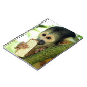 Cute Baby Squirrel Monkey die een Wafer Biscuit ee Notitieboek (Linkerzijde)