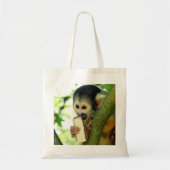 Cute Baby Squirrel Monkey die een Wafer Biscuit ee Tote Bag (Voorkant)