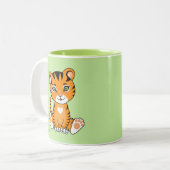 Cute Baby Tiger Animal Cartoon & Monogram op groen Tweekleurige Koffiemok (Voorkant links)