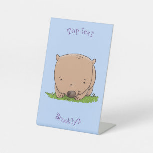 Cute baby wombat cartoon illustratie reclamebord met voetstuk