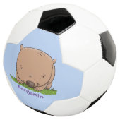Cute baby wombat cartoon illustratie voetbal (Drie kwart)