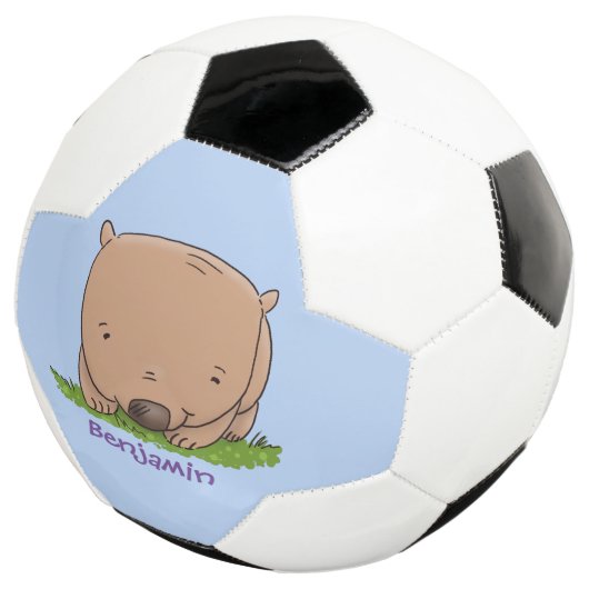 Cute baby wombat cartoon illustratie voetbal (Drie kwart)