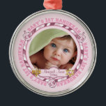 Cute Baby's 1st Hanukkah Dreidels Foto Name Metal Metalen Ornament<br><div class="desc">Het zoete fotoontwerp met de woorden "Baby's 1st Hanukkah" in de ronde, gekleurd met droomspeelgoed in een roze roze kleurthema voor een meisje. De naam van de baby en het jaar dat je je moet personaliseren zijn aan beide zijden voorzien van een Menorah en de Ster van David (verwijderbare object...</div>