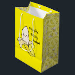 Cute Banana Kids Birthday Kawaii Medium Cadeauzakje<br><div class="desc">Dit schattige, kleurrijke, schattige collectie van een verjaardagsfeest voor bananen is perfect voor een kinder viering op de eerste verjaardag of elk verjaardagsjaar! Pas de tekst aan om ze zelf te maken. Het moderne uiterlijk en gevoel is de perfecte manier om je kleine te vieren die op hun eerste verjaardag...</div>