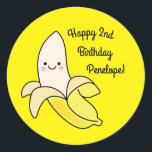 Cute Banana Kids Birthday Kawaii Ronde Sticker<br><div class="desc">Dit schattige, kleurrijke, schattige collectie van een verjaardagsfeest voor bananen is perfect voor een kinder viering op de eerste verjaardag of elk verjaardagsjaar! Pas de tekst aan om ze zelf te maken. Het moderne uiterlijk en gevoel is de perfecte manier om je kleine te vieren die op hun eerste verjaardag...</div>