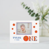 Cute Basketball Foto 1st Birthday Uitnodiging Briefkaart (Staand voorkant)