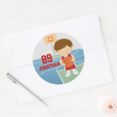 Cute basketball speler: rode basketbaltrui ronde sticker (Envelop)