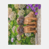 Cute Bavarian Mountain Hound Puppies met bloemen Fleece Deken (Voorkant)